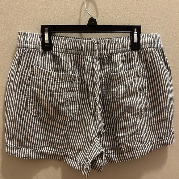 Old Navy Grey striped linen shorts - Picture 2 of 4